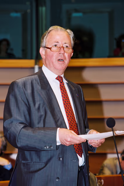 Foto 17: Jacques SANTER EC President speaks in plenary session in Brussels