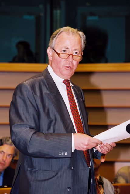 Foto 18: Jacques SANTER EC President speaks in plenary session in Brussels