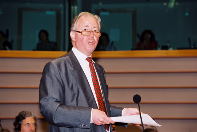 Foto 16: Jacques SANTER EC President speaks in plenary session in Brussels