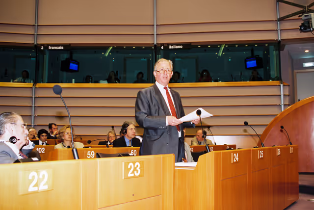 Foto 19: Jacques SANTER EC President speaks in plenary session in Brussels