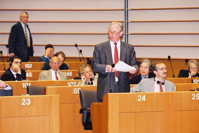 Foto 20: Jacques SANTER EC President speaks in plenary session in Brussels
