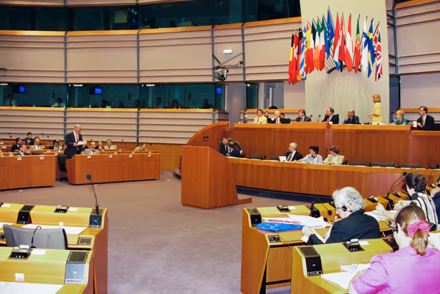 Foto 15: Jacques SANTER EC President speaks in plenary session in Brussels
