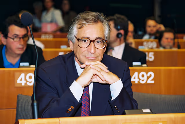 Foto 22: MEP Andrea MANZELLA attends a plenary session in Brussels