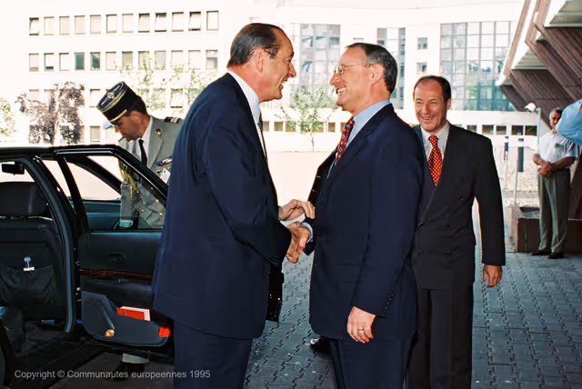 Fotagrafa 29: In July 1995, during an official visit to the EP in Strasbourg, Jacques CHIRAC, President of the French Republic, faced a demonstration in front of EP building and a strong opposition among MEPs against decision taken by France to resume nuclear testing in Moruroa.