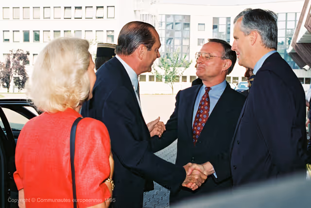 Fotagrafa 1: In July 1995, during an official visit to the EP in Strasbourg, Jacques CHIRAC, President of the French Republic, faced a demonstration in front of EP building and a strong opposition among MEPs against decision taken by France to resume nuclear testing in Moruroa.