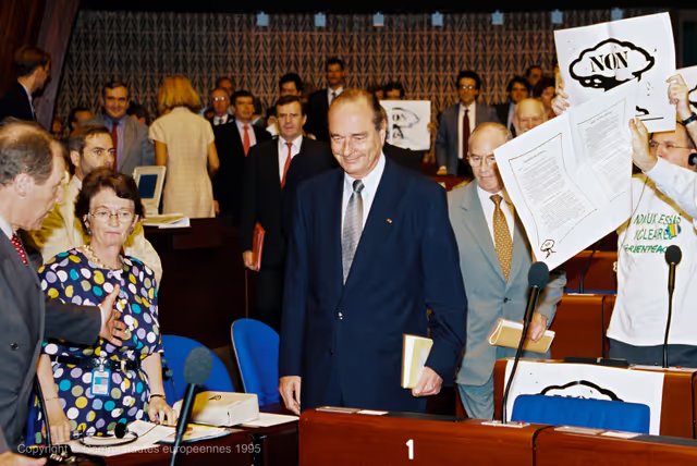 Fotagrafa 37: Jacques CHIRAC in plenary session in Strasbourg. Demonstration against French nuclear tests