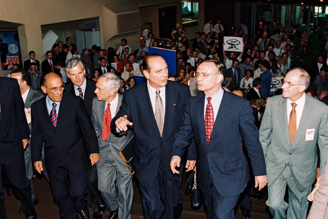 Fotagrafa 8: In July 1995, during an official visit to the EP in Strasbourg, Jacques CHIRAC, President of the French Republic, faced a demonstration in front of EP building and a strong opposition among MEPs against decision taken by France to resume nuclear testing in Moruroa.