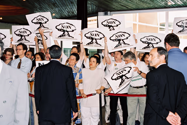 Fotagrafa 16: In July 1995, during an official visit to the EP in Strasbourg, Jacques CHIRAC, President of the French Republic, faced a demonstration in front of EP building and a strong opposition among MEPs against decision taken by France to resume nuclear testing in Moruroa.