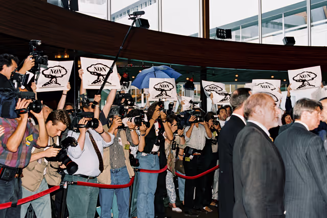Fotagrafa 25: In July 1995, during an official visit to the EP in Strasbourg, Jacques CHIRAC, President of the French Republic, faced a demonstration in front of EP building and a strong opposition among MEPs against decision taken by France to resume nuclear testing in Moruroa.