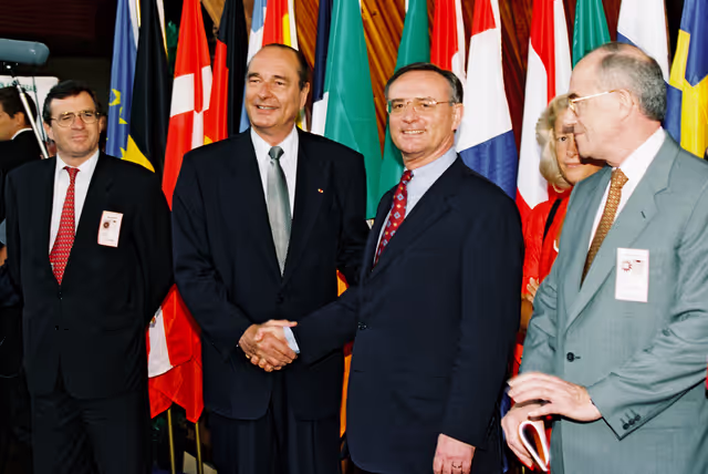 Fotagrafa 19: In July 1995, during an official visit to the EP in Strasbourg, Jacques CHIRAC, President of the French Republic, faced a demonstration in front of EP building and a strong opposition among MEPs against decision taken by France to resume nuclear testing in Moruroa.