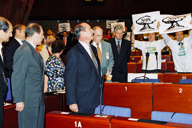 Fotagrafa 27: In July 1995, during an official visit to the EP in Strasbourg, Jacques CHIRAC, President of the French Republic, faced a demonstration in front of EP building and a strong opposition among MEPs against decision taken by France to resume nuclear testing in Moruroa.