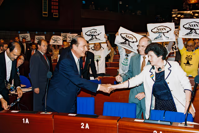 Fotagrafa 6: In July 1995, during an official visit to the EP in Strasbourg, Jacques CHIRAC, President of the French Republic, faced a demonstration in front of EP building and a strong opposition among MEPs against decision taken by France to resume nuclear testing in Moruroa.