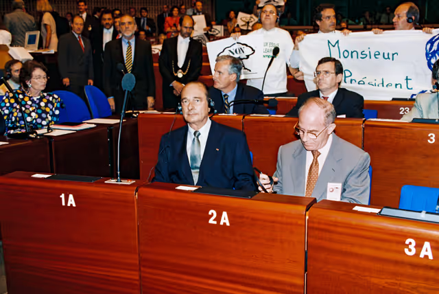 Fotagrafa 21: In July 1995, during an official visit to the EP in Strasbourg, Jacques CHIRAC, President of the French Republic, faced a demonstration in front of EP building and a strong opposition among MEPs against decision taken by France to resume nuclear testing in Moruroa.