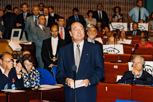 Fotagrafa 11: In July 1995, during an official visit to the EP in Strasbourg, Jacques CHIRAC, President of the French Republic, faced a demonstration in front of EP building and a strong opposition among MEPs against decision taken by France to resume nuclear testing in Moruroa.