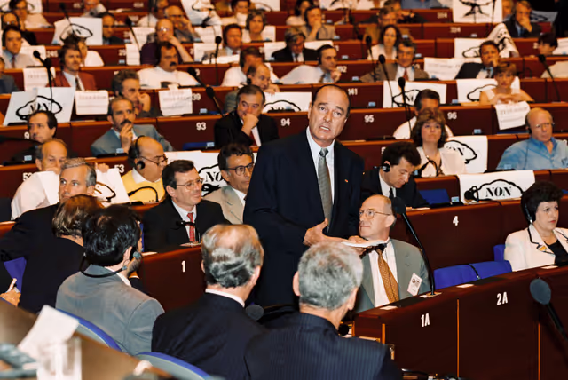 Fotagrafa 9: In July 1995, during an official visit to the EP in Strasbourg, Jacques CHIRAC, President of the French Republic, faced a demonstration in front of EP building and a strong opposition among MEPs against decision taken by France to resume nuclear testing in Moruroa.