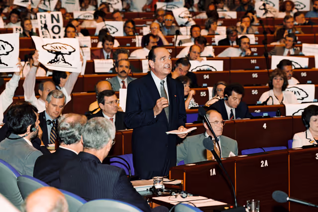 Fotagrafa 24: In July 1995, during an official visit to the EP in Strasbourg, Jacques CHIRAC, President of the French Republic, faced a demonstration in front of EP building and a strong opposition among MEPs against decision taken by France to resume nuclear testing in Moruroa.