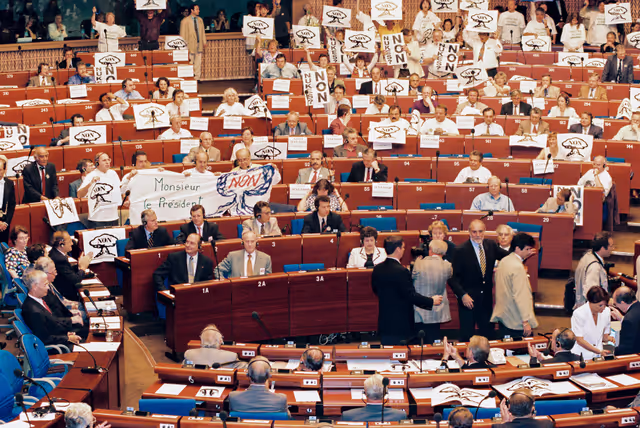 Fotagrafa 15: In July 1995, during an official visit to the EP in Strasbourg, Jacques CHIRAC, President of the French Republic, faced a demonstration in front of EP building and a strong opposition among MEPs against decision taken by France to resume nuclear testing in Moruroa.
