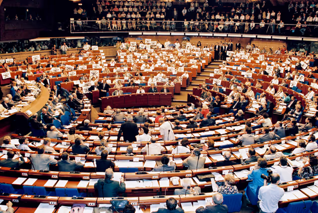 Fotagrafa 10: In July 1995, during an official visit to the EP in Strasbourg, Jacques CHIRAC, President of the French Republic, faced a demonstration in front of EP building and a strong opposition among MEPs against decision taken by France to resume nuclear testing in Moruroa.