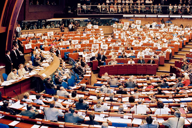 Fotagrafa 20: In July 1995, during an official visit to the EP in Strasbourg, Jacques CHIRAC, President of the French Republic, faced a demonstration in front of EP building and a strong opposition among MEPs against decision taken by France to resume nuclear testing in Moruroa.