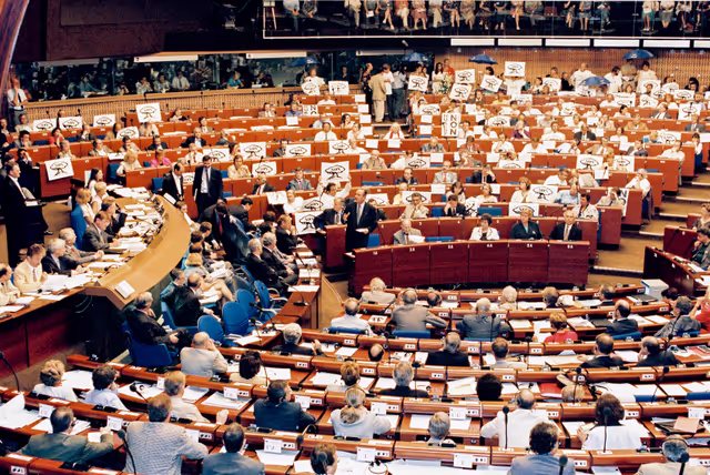 Fotagrafa 3: In July 1995, during an official visit to the EP in Strasbourg, Jacques CHIRAC, President of the French Republic, faced a demonstration in front of EP building and a strong opposition among MEPs against decision taken by France to resume nuclear testing in Moruroa.