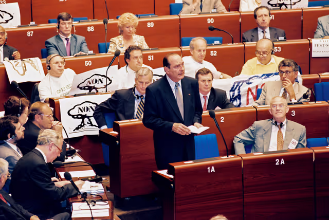 Fotagrafa 13: In July 1995, during an official visit to the EP in Strasbourg, Jacques CHIRAC, President of the French Republic, faced a demonstration in front of EP building and a strong opposition among MEPs against decision taken by France to resume nuclear testing in Moruroa.