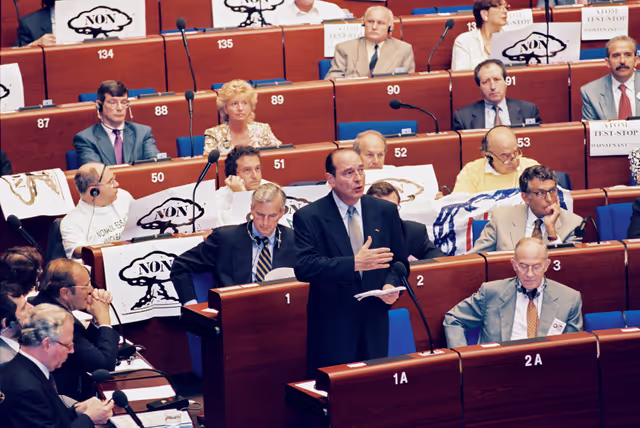 Fotagrafa 5: In July 1995, during an official visit to the EP in Strasbourg, Jacques CHIRAC, President of the French Republic, faced a demonstration in front of EP building and a strong opposition among MEPs against decision taken by France to resume nuclear testing in Moruroa.