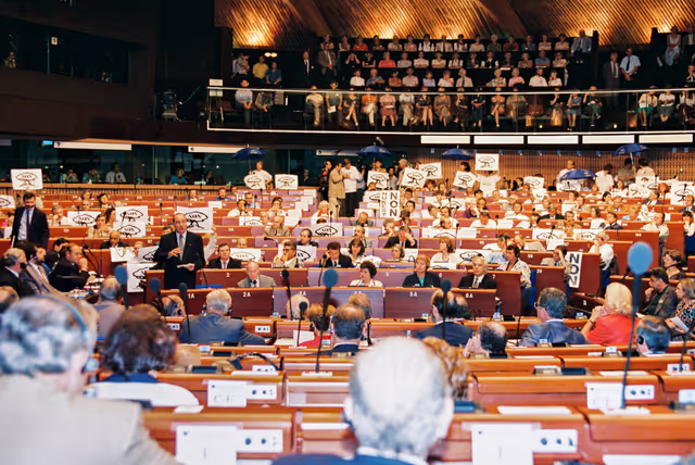 Fotagrafa 4: In July 1995, during an official visit to the EP in Strasbourg, Jacques CHIRAC, President of the French Republic, faced a demonstration in front of EP building and a strong opposition among MEPs against decision taken by France to resume nuclear testing in Moruroa.