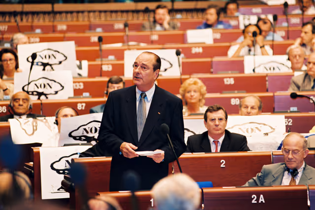 Fotagrafa 22: In July 1995, during an official visit to the EP in Strasbourg, Jacques CHIRAC, President of the French Republic, faced a demonstration in front of EP building and a strong opposition among MEPs against decision taken by France to resume nuclear testing in Moruroa.