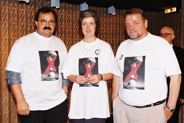 Fotagrafa 38: Opposition among MEPs against decision taken by France to resume nuclear testing in Moruroa.