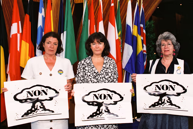 Fotagrafa 39: Opposition among MEPs against decision taken by France to resume nuclear testing in Moruroa.