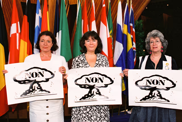 Fotagrafa 40: Opposition among MEPs against decision taken by France to resume nuclear testing in Moruroa.
