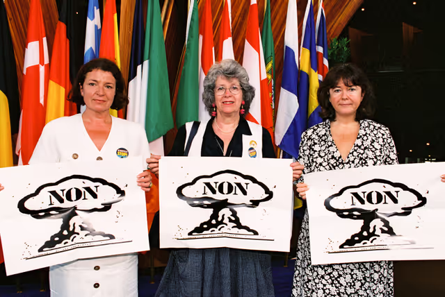 Fotagrafa 41: Opposition among MEPs against decision taken by France to resume nuclear testing in Moruroa.