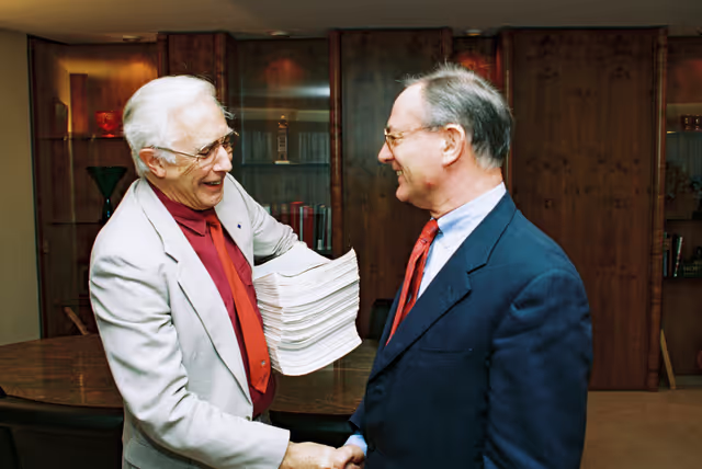 Billede 1: MEP Peter Duncan CRAMPTON hands over a petition to EP President