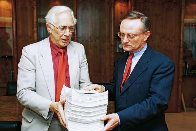 Billede 3: MEP Peter Duncan CRAMPTON hands over a petition to EP President