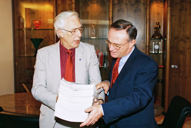 Billede 6: MEP Peter Duncan CRAMPTON hands over a petition to EP President