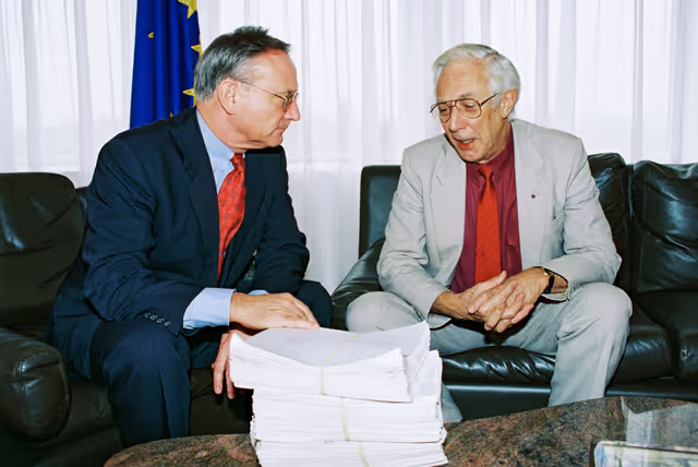 Billede 5: MEP Peter Duncan CRAMPTON hands over a petition to EP President
