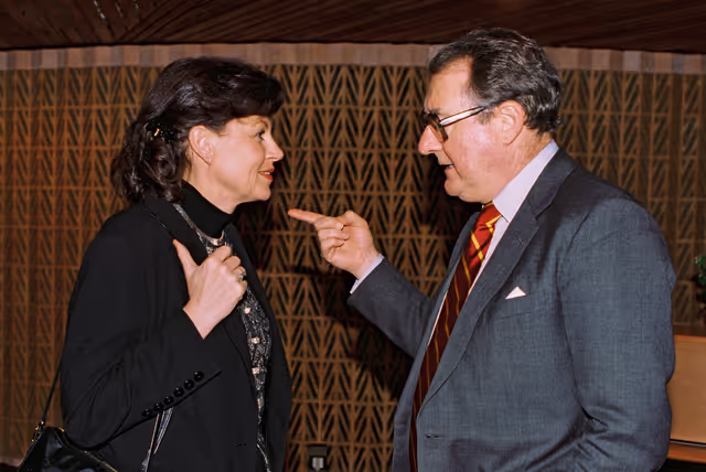 Fotografie 1: Discussion with Mep Charlotte CEDERSCHIOLD