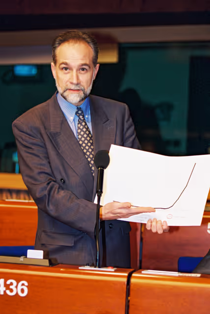 Foto 2: MEP Dominique SOUCHET protests during a plenary session in Strasbourg