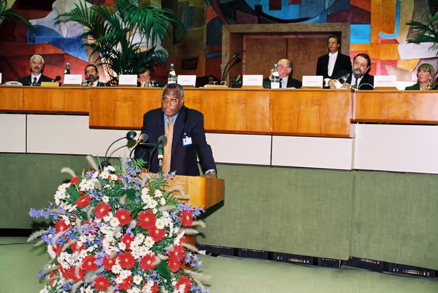 Zdjęcie 4: John KAPUTIN, ACP Secretary General, gives a speech during an ACP-EU Joint Assembly meeting in Luxembourg on September 23, 1996.