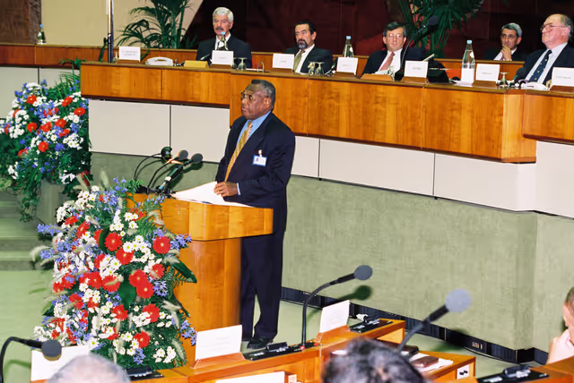 Zdjęcie 3: John KAPUTIN, ACP Secretary General, gives a speech during an ACP-EU Joint Assembly meeting in Luxembourg on September 23, 1996.