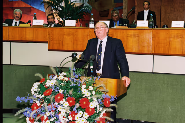 Zdjęcie 5: Lord Henry PLUMB gives a speech during an ACP-EU Joint Assembly meeting in Luxembourg on September 23, 1996.