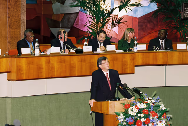 Zdjęcie 2: Jean Claude JUNCKER, Luxembourg Prime Minister gives a speech during an ACP-EU Joint Assembly meeting in Luxembourg on September 23, 1996.