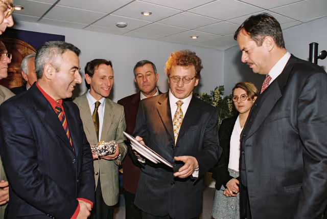 Suriet 1: Julian PRIESTLEY with Visitors at the European Parliament in Strasbourg