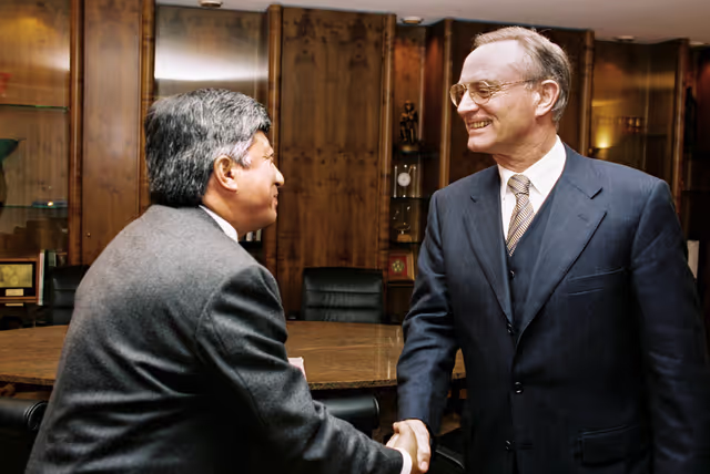Fotografia 1: Klaus HANSCH EP President meets with delegation from Nepal