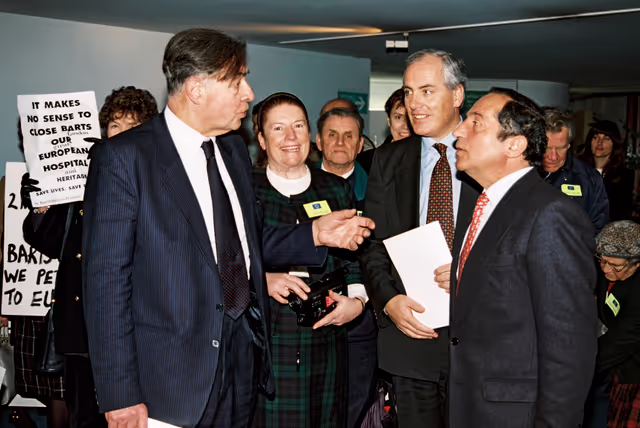 Foto 1: Petition:  Save Bart's Campaign . Action for St Bartholomew's Hospital