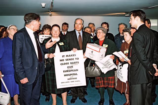 Foto 3: Petition:  Save Bart's Campaign . Action for St Bartholomew's Hospital