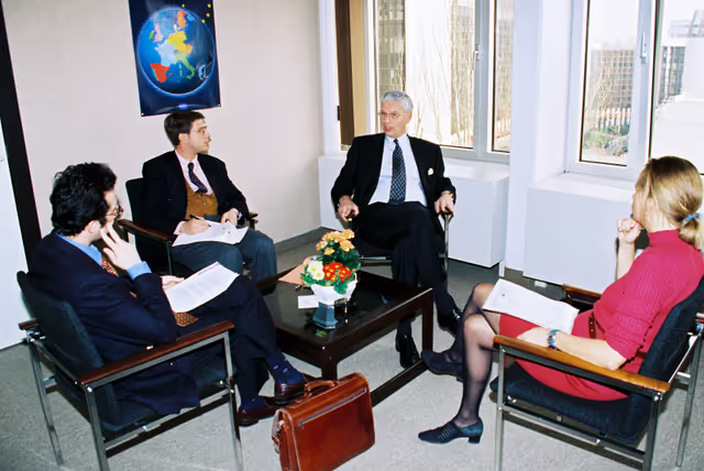 Valokuva 8: Interview with the European Commissioner for Relations with Central and Esatern Europe, CFSP and External Service