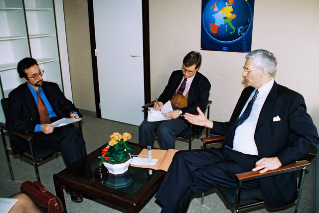 Valokuva 10: Interview with the European Commissioner for Relations with Central and Esatern Europe, CFSP and External Service