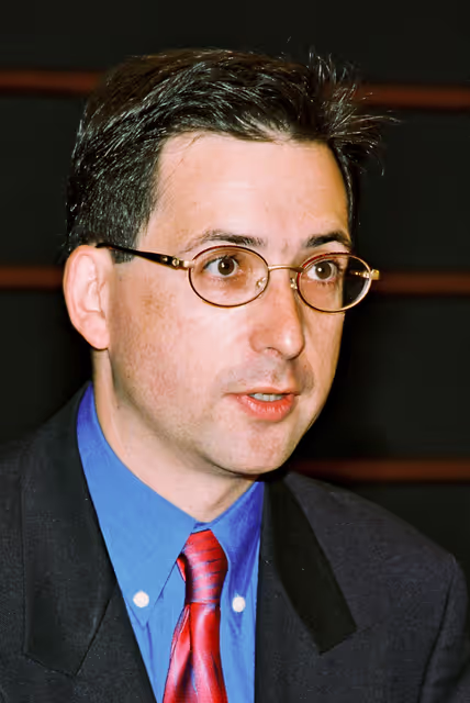 Fotografi 23: Portrait of Mep Mark Francis WATTS in the hemicycle et the European Parliament in Brussels