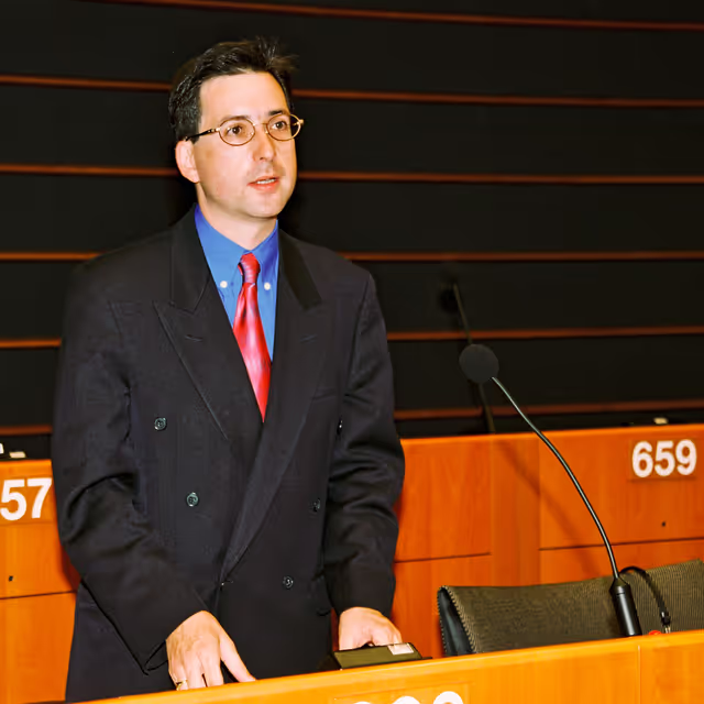 Fotografi 22: Portrait of Mep Mark Francis WATTS in the hemicycle et the European Parliament in Brussels